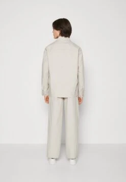 ARKET Lichte Jas - Dark Beige 10 ARKET Lichte Jas - Dark Beige -Arket Mode Shop 0a2f472a4e8049ae8c390d29612213a2