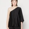 ARKET Hop Assymtric - Blouse - Black -Arket Mode Shop 1c77b9cd7fad4f9897d6986140453f34