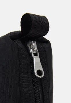 ARKET Doppkit Narke Unisex - Toilettas - Black -Arket Mode Shop 23cfdc7735d9401f8d859abafd907171