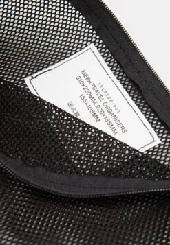 ARKET Case Dalarna Recycled Unisex Set - Toilettas - Black -Arket Mode Shop 317fd964606a45d2b010a8859ba1c75b