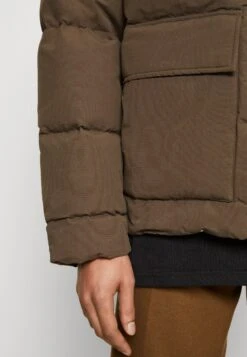 ARKET Gewatteerde Jas - Green/Brown 13 ARKET Gewatteerde Jas - Green/Brown -Arket Mode Shop 50f63af564934ca4a3faa7299cfc5a7d