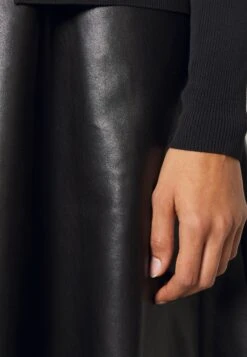 ARKET Vest - Black -Arket Mode Shop 7d54b27a22c544909174d1ca263a1f1f