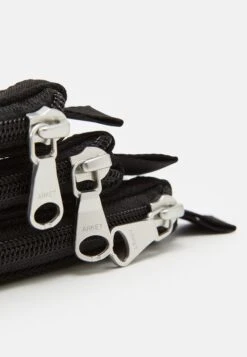 ARKET Case Dalarna Recycled Unisex Set - Toilettas - Black -Arket Mode Shop 8359a73aeaba405abc5f53b076d30c31