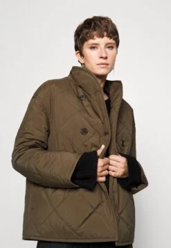 ARKET Kajal Quilt - Jas - Dark Green 11 ARKET Kajal Quilt - Jas - Dark Green -Arket Mode Shop 8c7247b5f31d449fb56131839244b07f