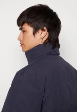 ARKET Gewatteerde Jas - Navy 13 ARKET Gewatteerde Jas - Navy -Arket Mode Shop 9122e6596dd4475abcab2dc51402727a