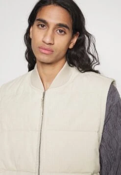 ARKET Bodywarmer - Dusty Beige -Arket Mode Shop 9c5741671fcf4dc08234a7be1f7138ce