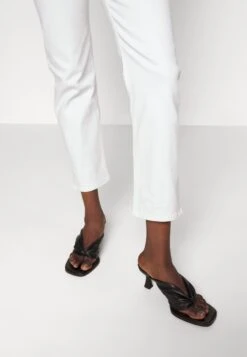 ARKET Straight Leg Jeans - White 14 ARKET Straight Leg Jeans - White -Arket Mode Shop 9f39f047f0bc4441b88393473180ecd1
