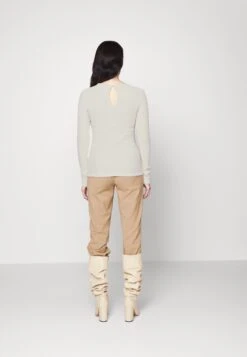 ARKET Longsleeve - Off White 11 ARKET Longsleeve - Off White -Arket Mode Shop 9f7305d9ae98423b92ad35246205e0c4