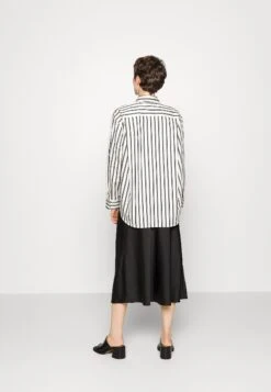 ARKET Ilanda Stripe Shirt - Overhemdblouse - Black -Arket Mode Shop c251d748786940ba8ae79bfff9d68d66