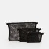 ARKET Case Dalarna Recycled Unisex Set - Toilettas - Black