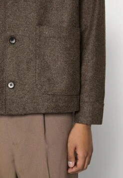 ARKET Lichte Jas - Brown 15 ARKET Lichte Jas - Brown -Arket Mode Shop dc6385c9e38446da98c0dc8c274716f9
