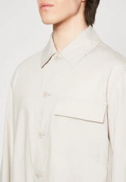 ARKET Lichte Jas - Dark Beige 13 ARKET Lichte Jas - Dark Beige -Arket Mode Shop e1f3c99f4aad4f66952553d99ca2ff04