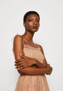 ARKET Cocktailjurk - Blush Pink -Arket Mode Shop e573361f19c443c6bbb785ff00dd17cc