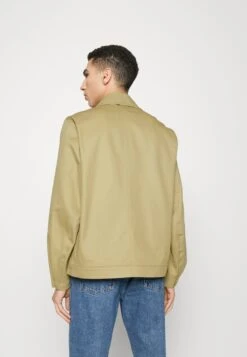 ARKET Lichte Jas - Beige 10 ARKET Lichte Jas - Beige -Arket Mode Shop f665b4879e9d42a29203a4481f40a991