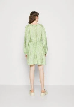 ARKET Jurk - Green Bright 10 ARKET Jurk - Green Bright -Arket Mode Shop fa40c44e025049298a03aa2623ab1e86